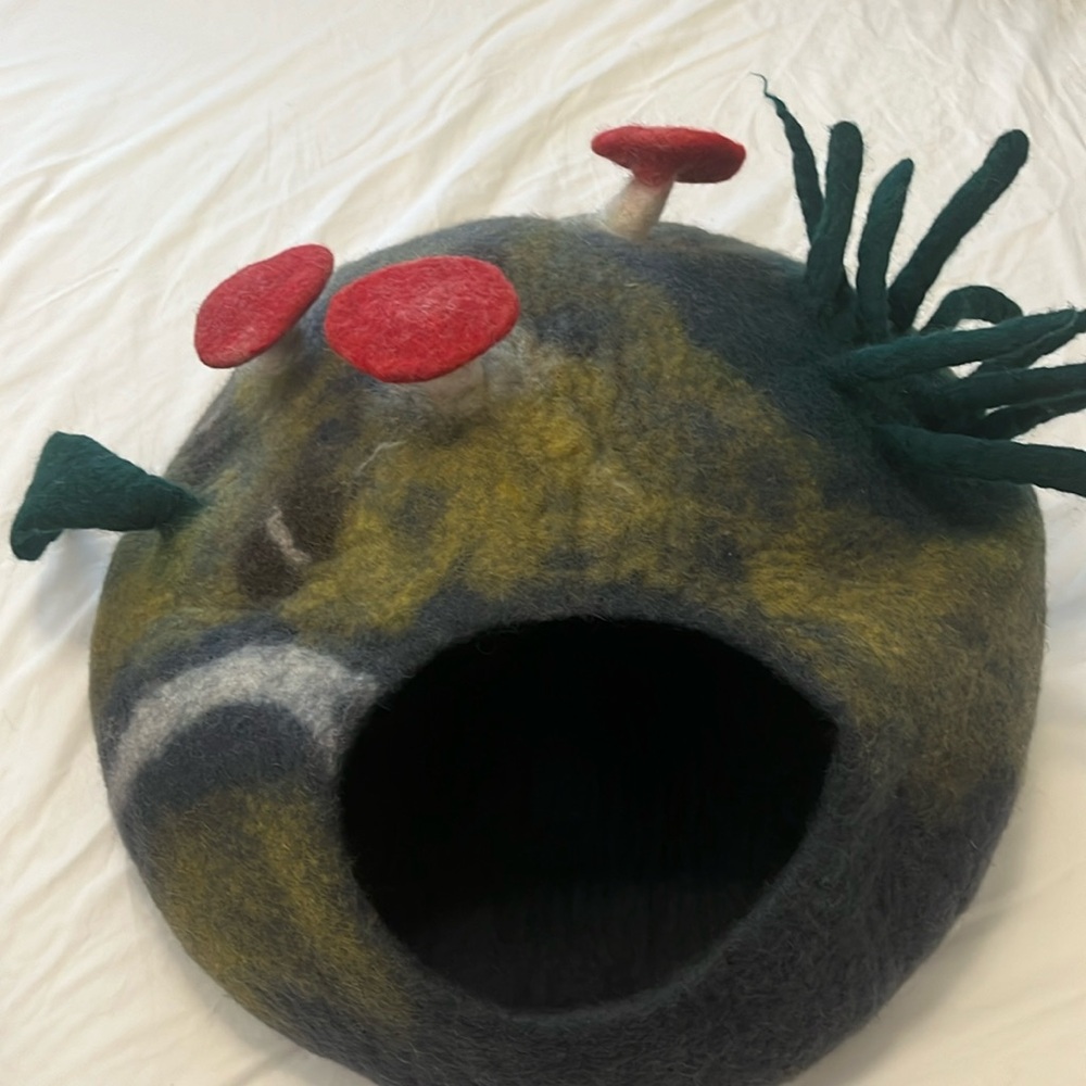 100% sheep wool, hade made in Nepal felt Cat cave.